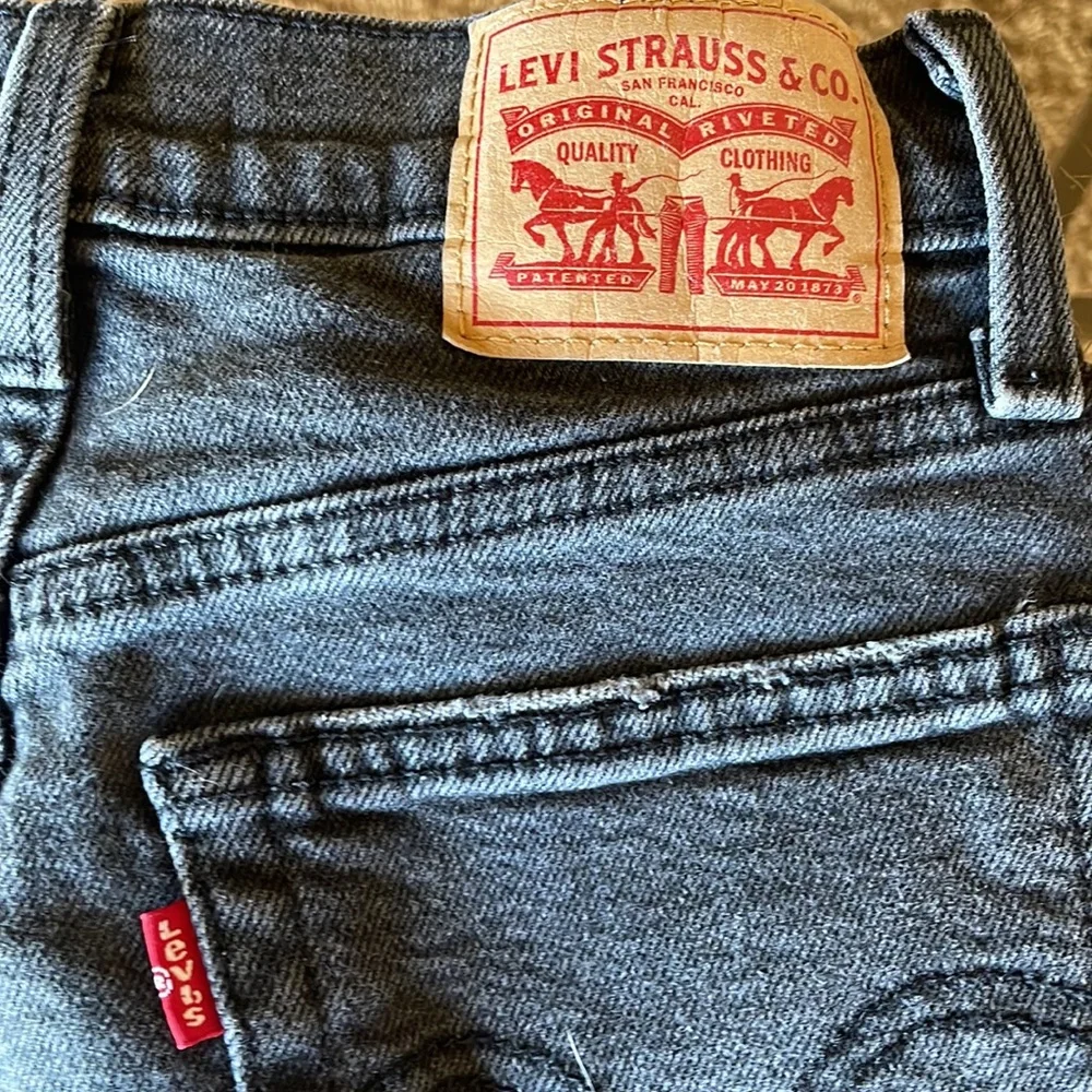 Levis - Picture 3 of 6